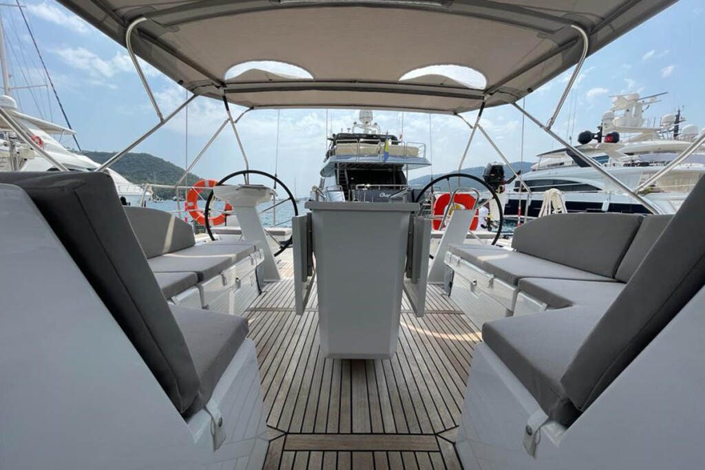 Sailing yacht 