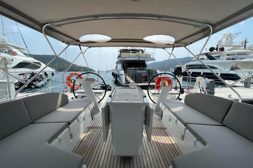 Sailing yacht 