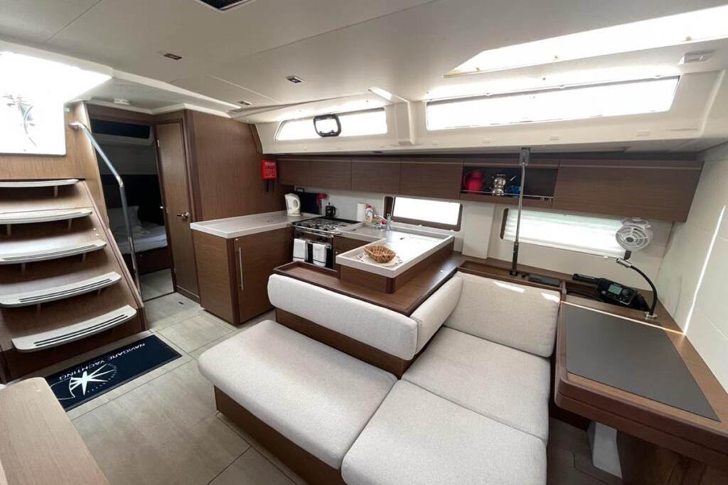 Sailing yacht 