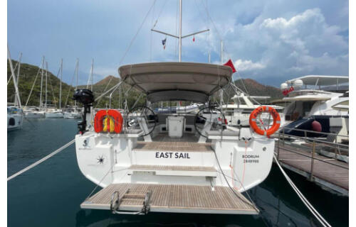 Sailing yacht 