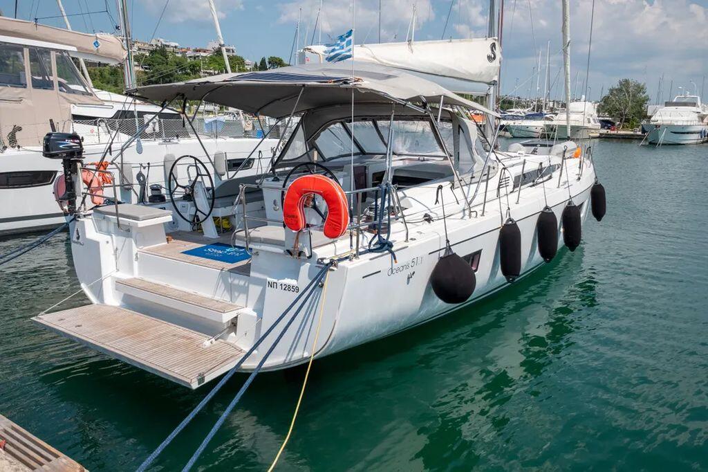Sailing yacht 