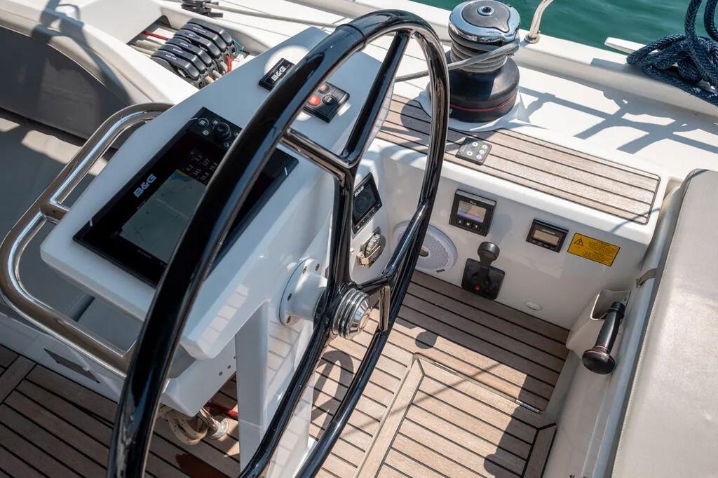 Sailing yacht 