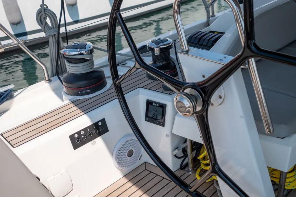 Sailing yacht 