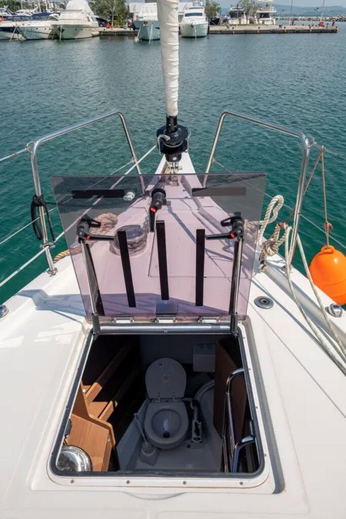 Sailing yacht 