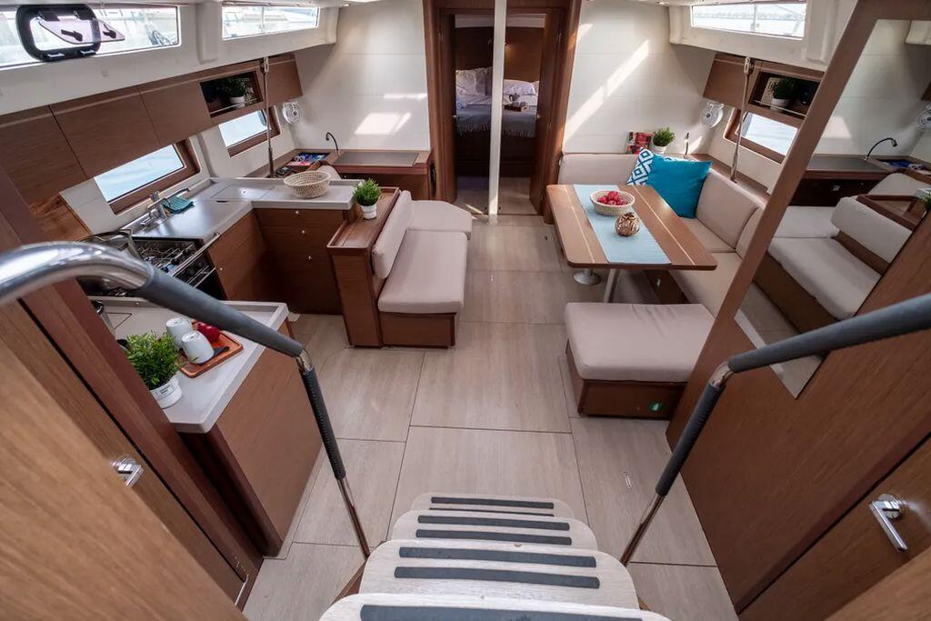 Sailing yacht 