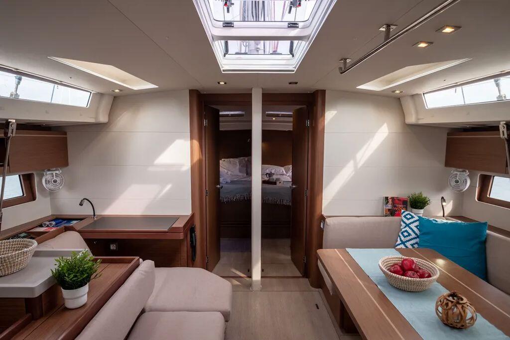 Sailing yacht 