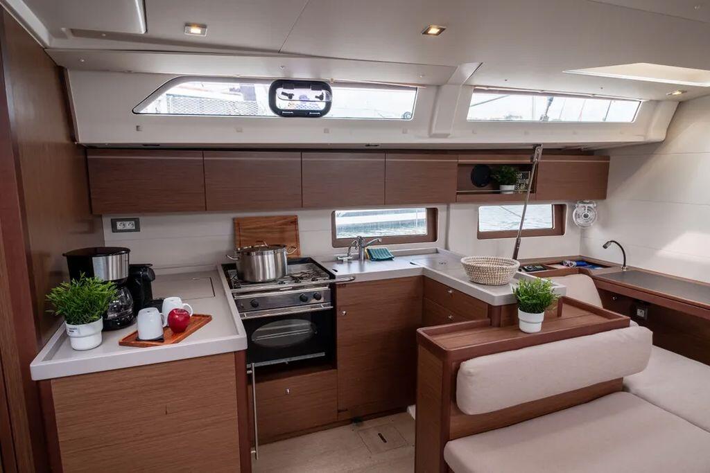Sailing yacht 