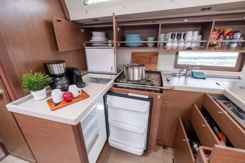 Sailing yacht 