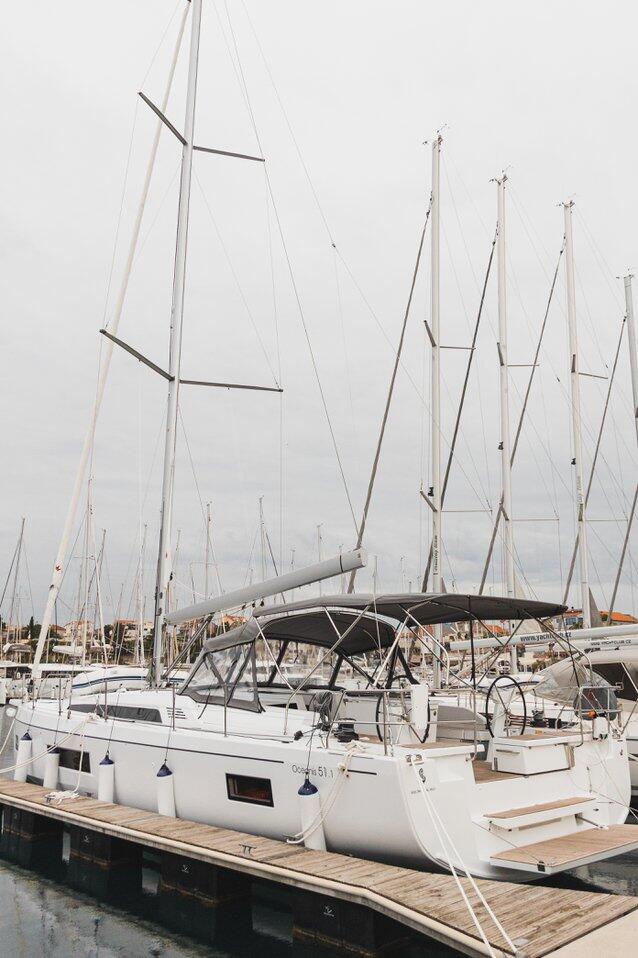 Sailing yacht 