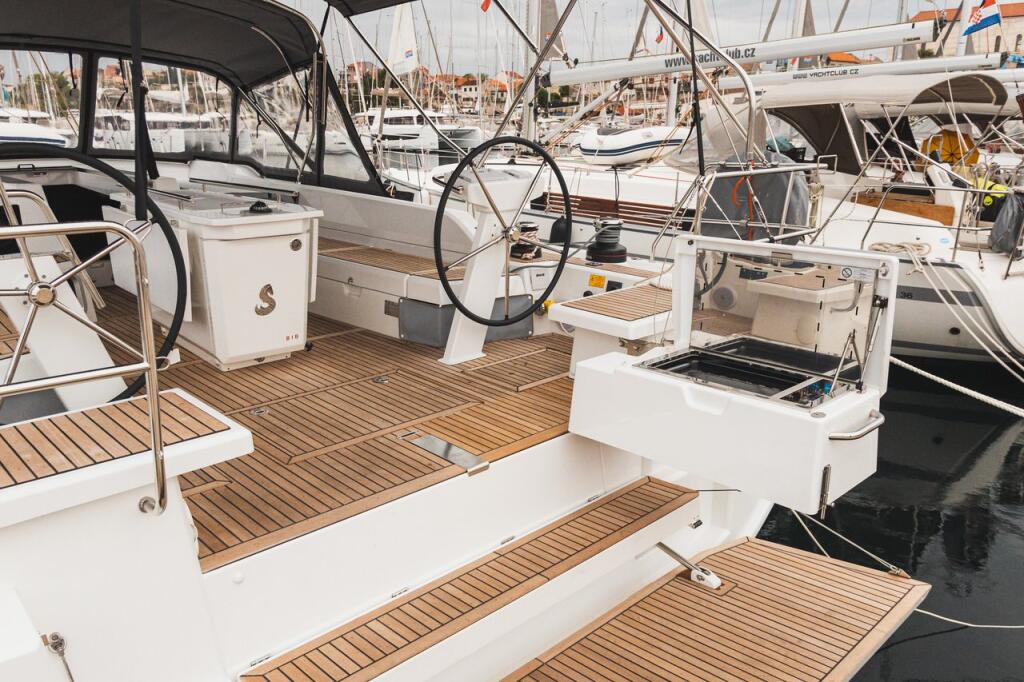 Sailing yacht 