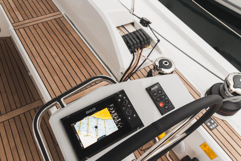 Sailing yacht 