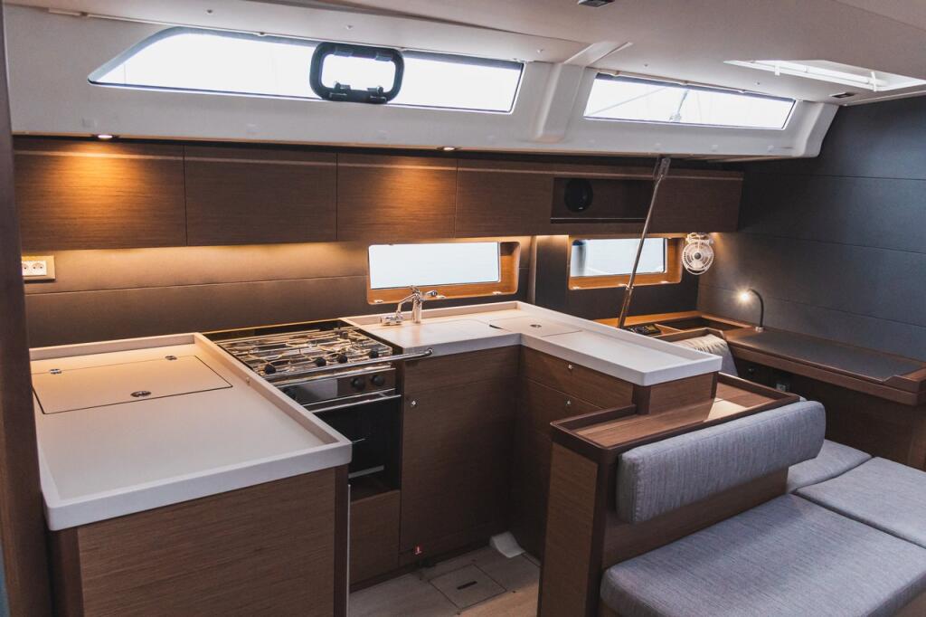 Sailing yacht 