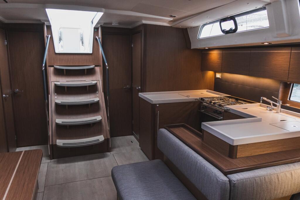 Sailing yacht 