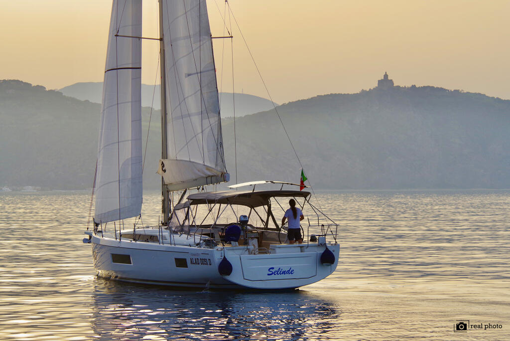 Sailing yacht 