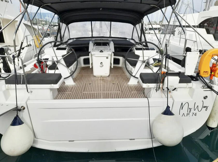 Sailing yacht 