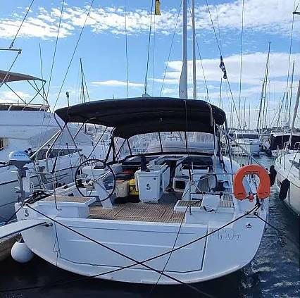 Sailing yacht 