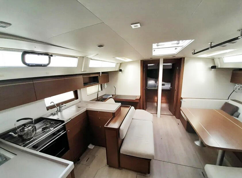 Sailing yacht 