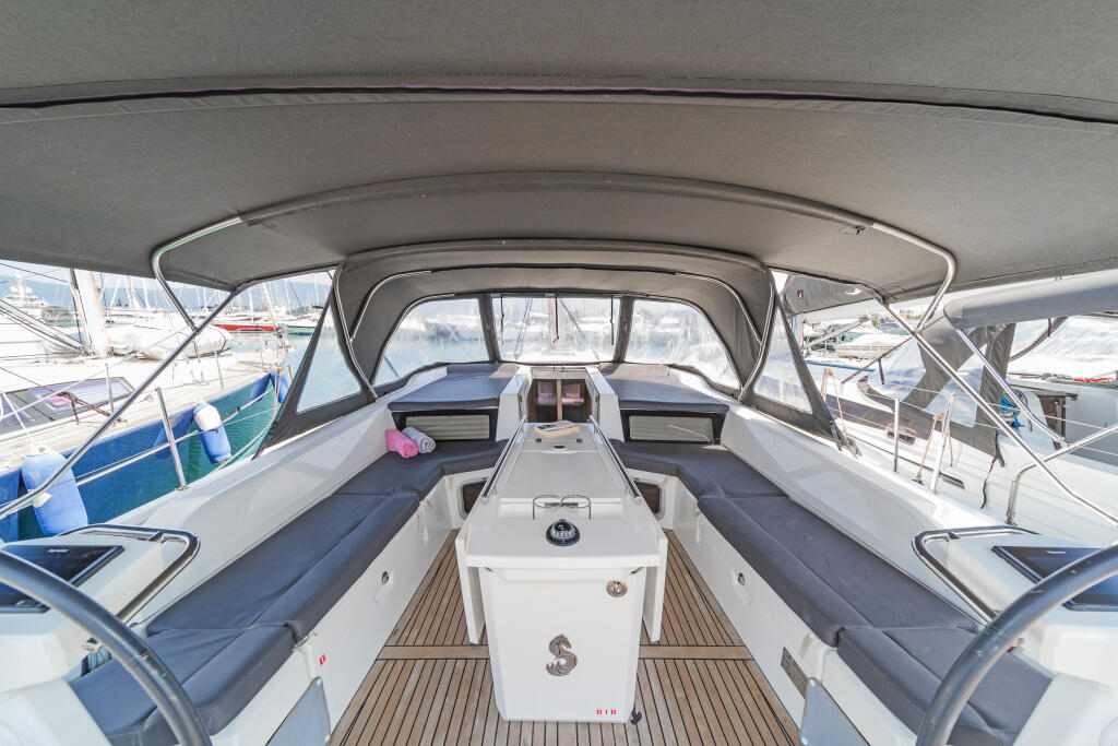 Sailing yacht 
