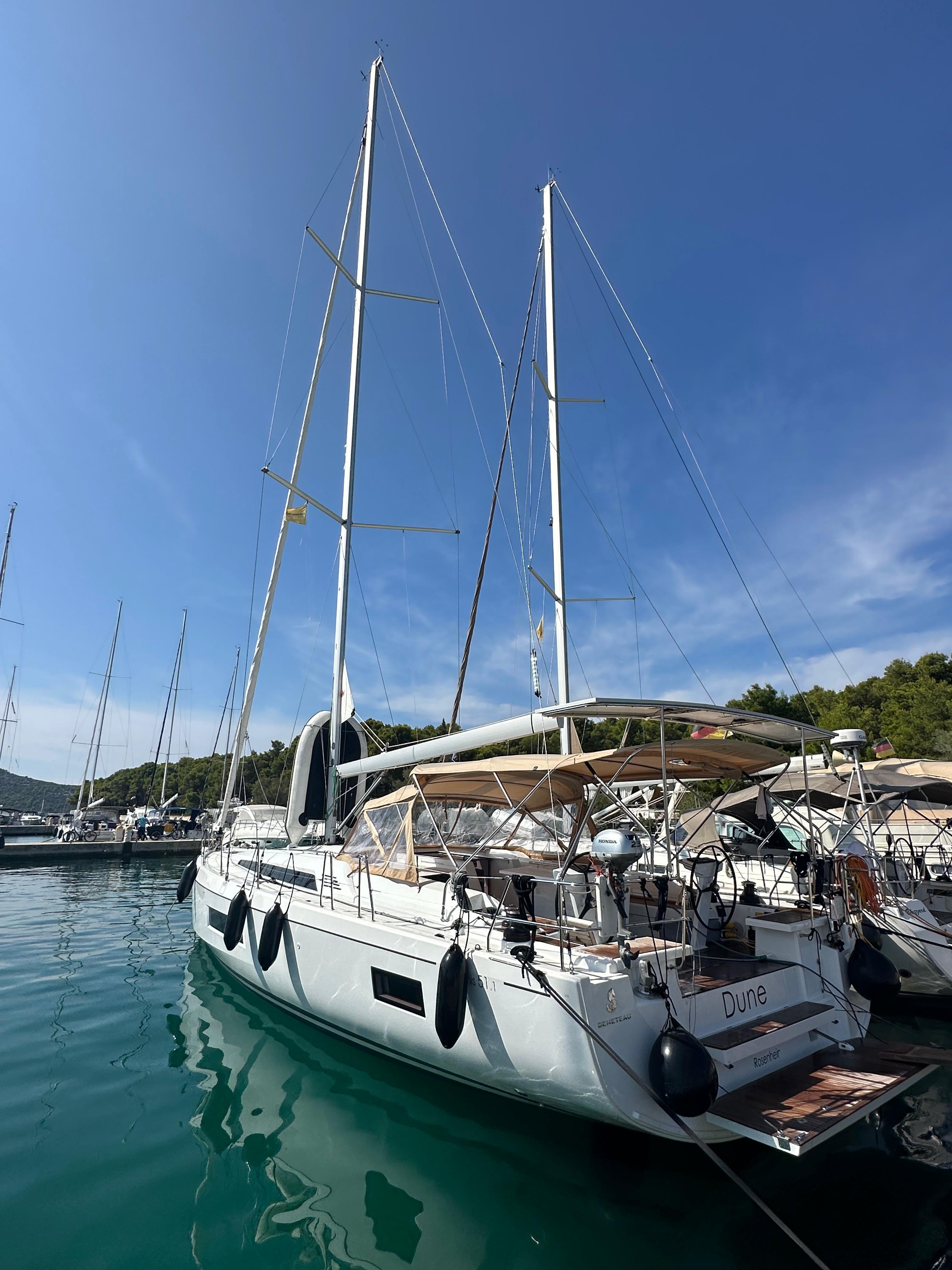 Sailing yacht 