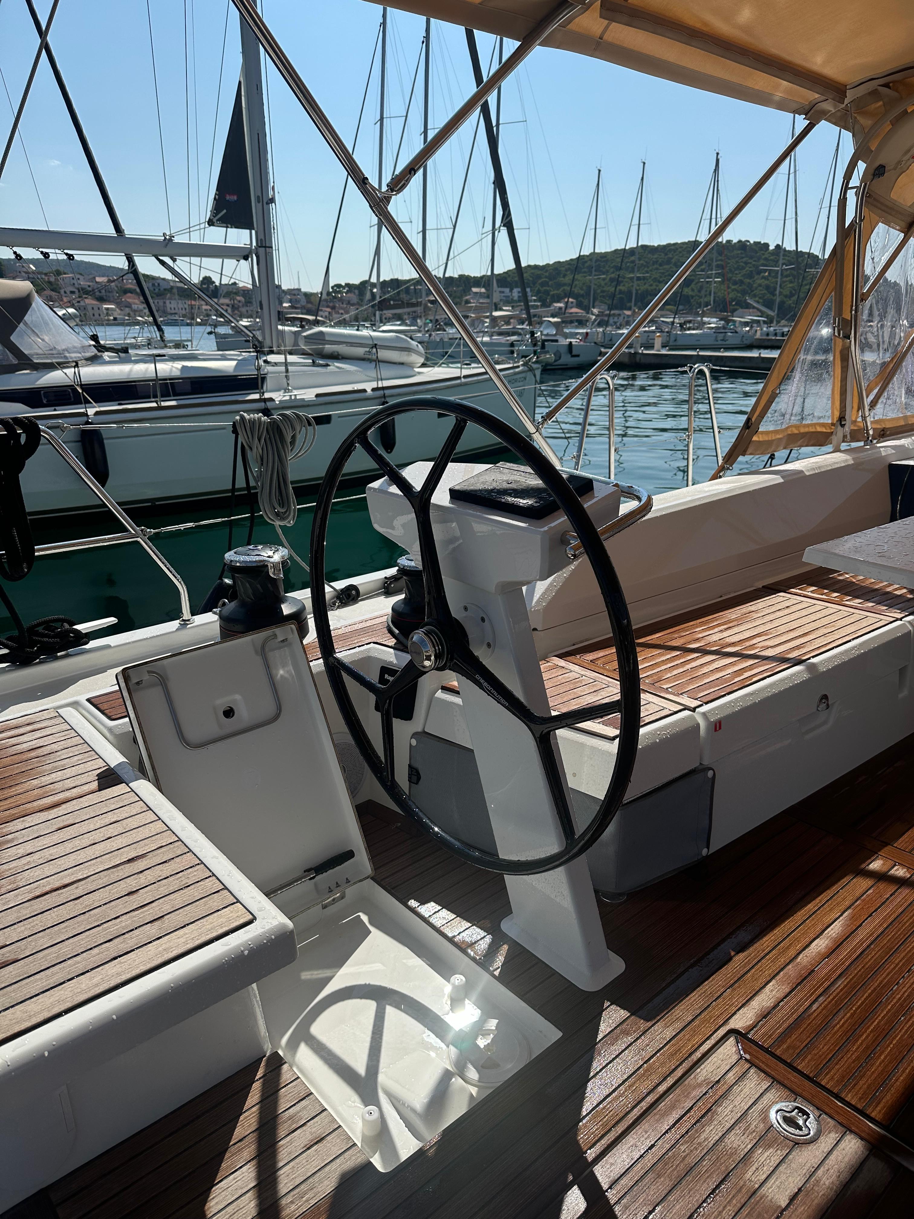 Sailing yacht 