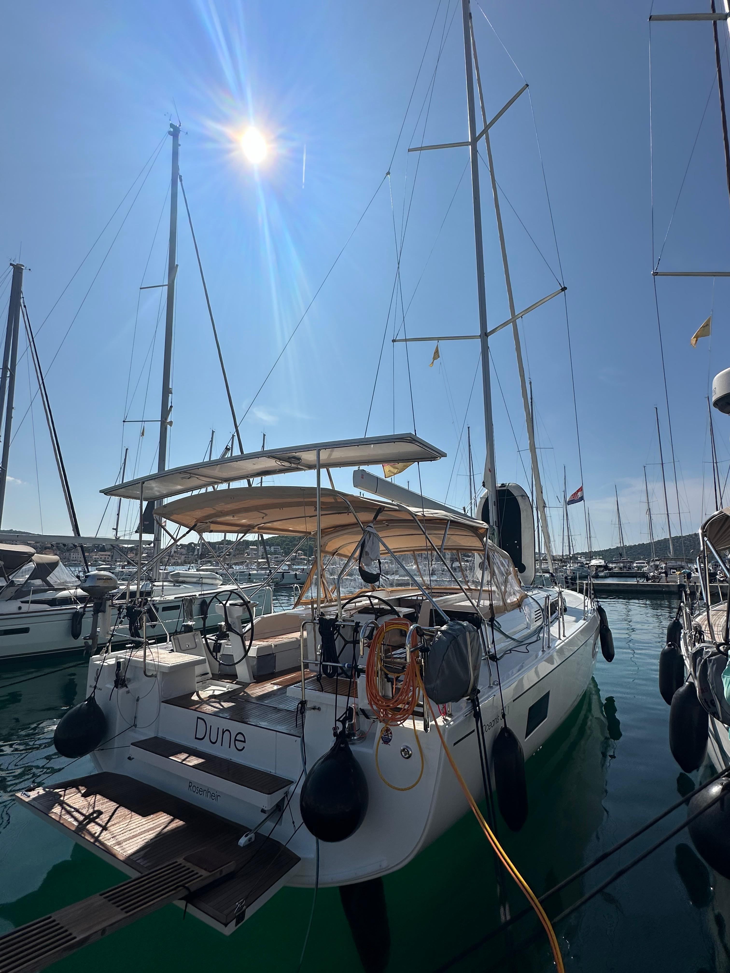Sailing yacht 