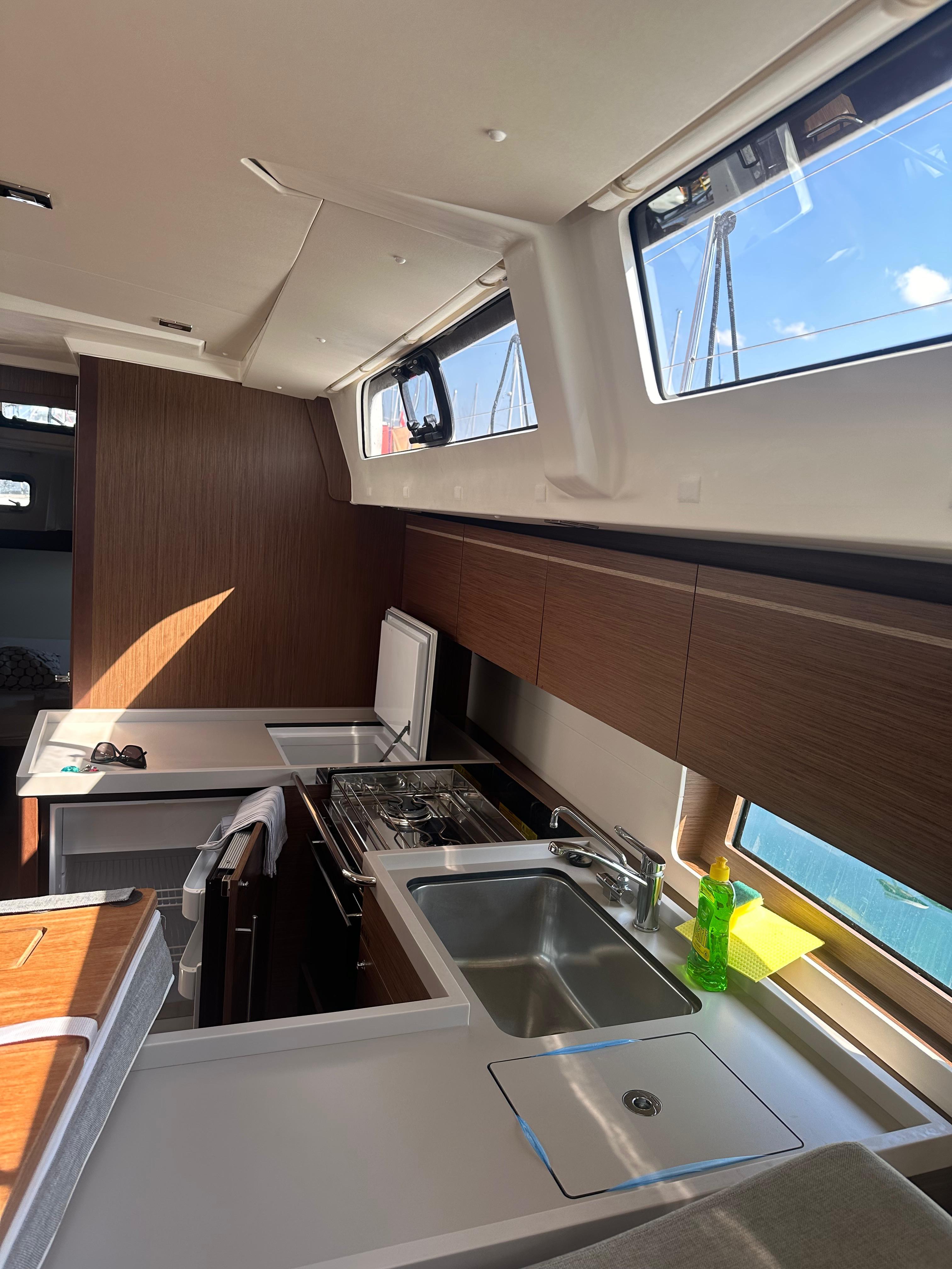 Sailing yacht 