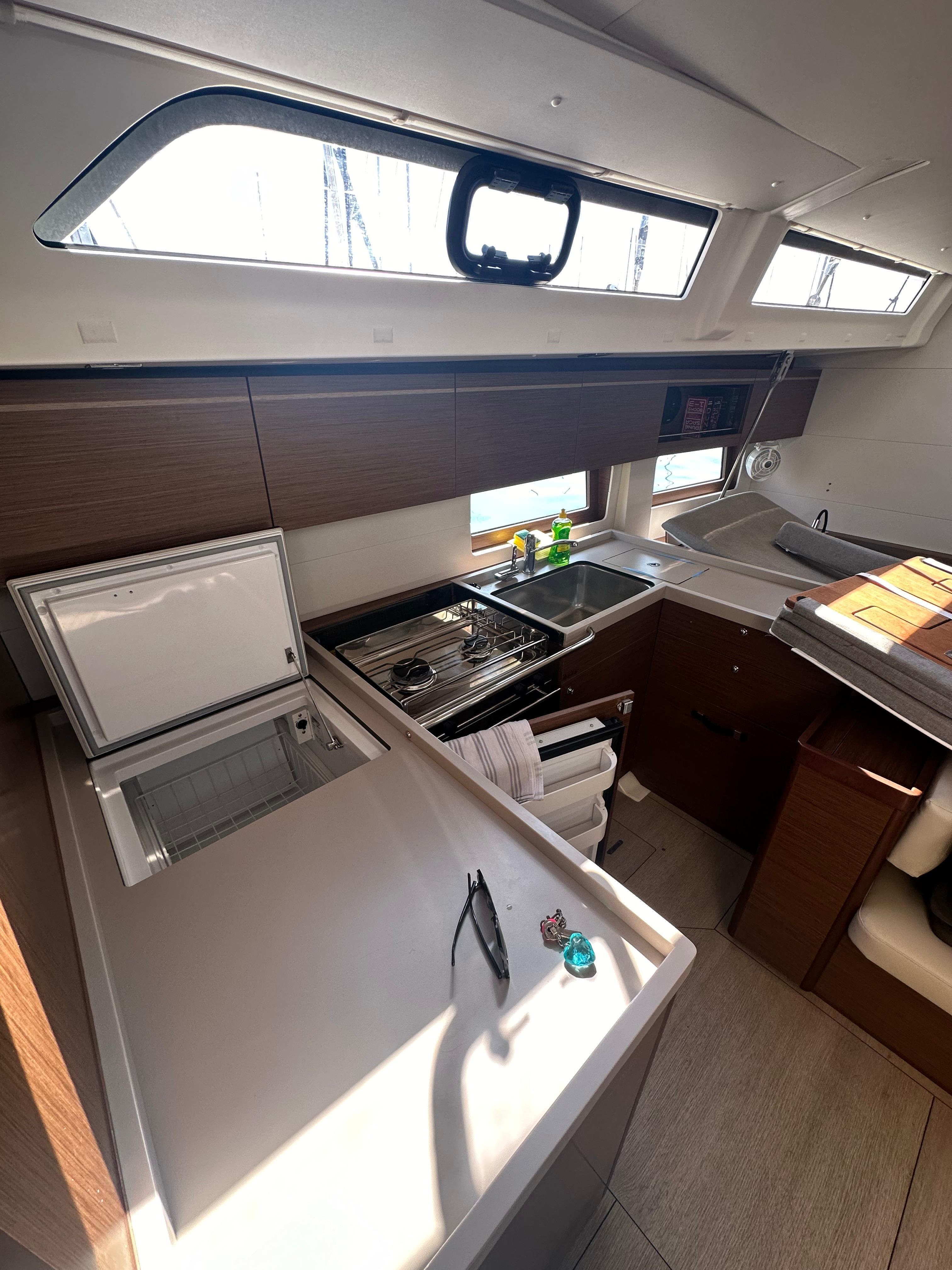 Sailing yacht 