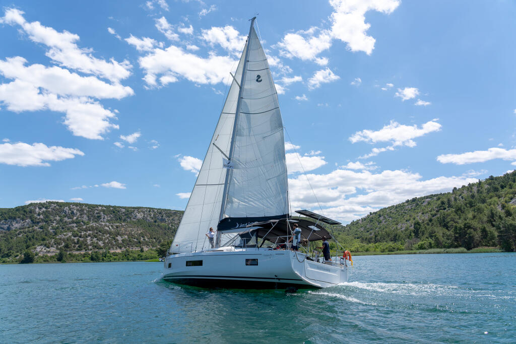 Sailing yacht 
