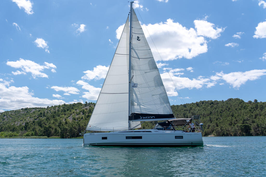 Sailing yacht 