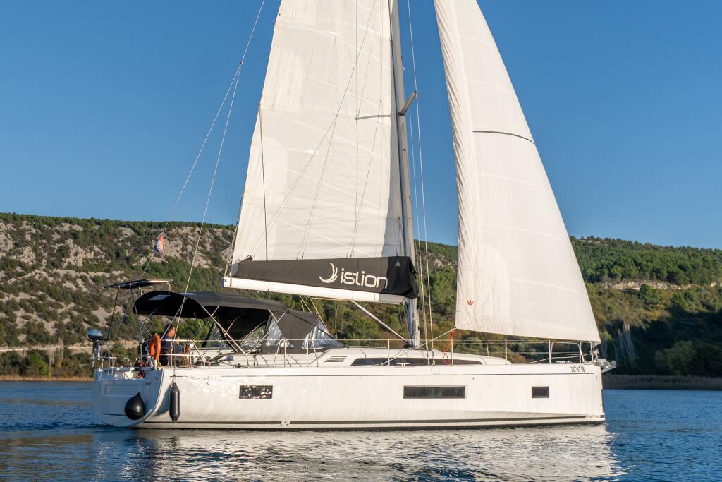 Sailing yacht 
