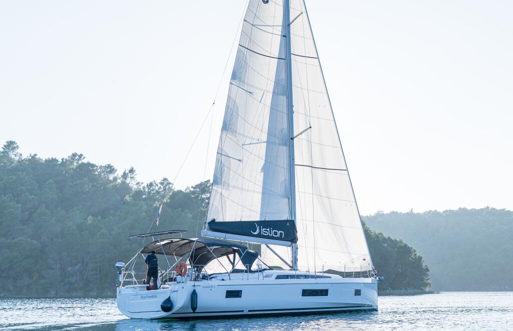 Sailing yacht 