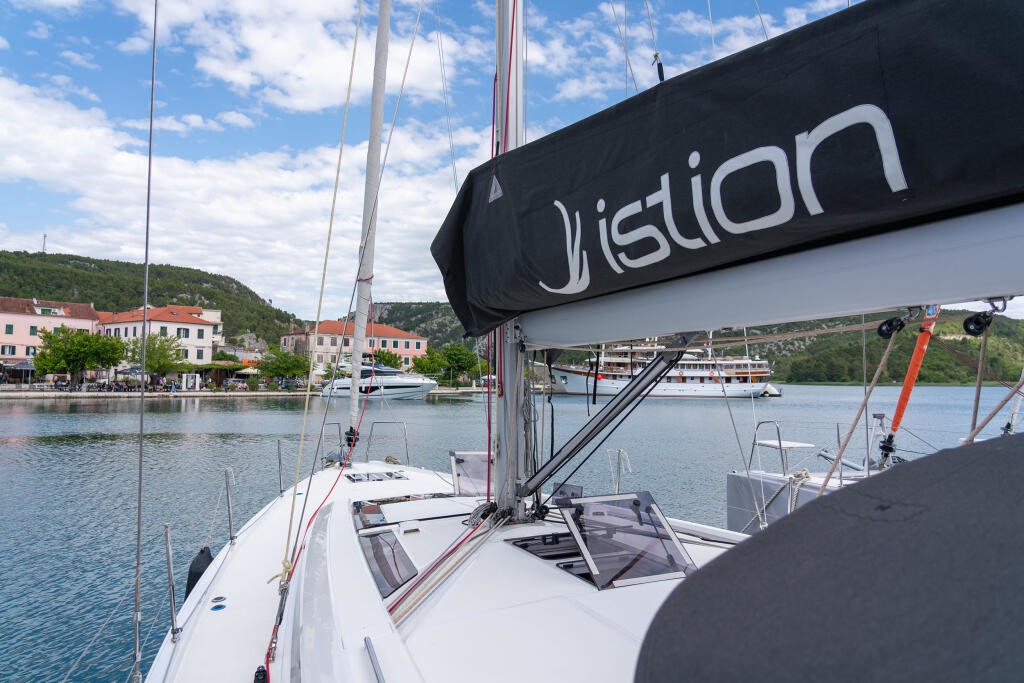 Sailing yacht 