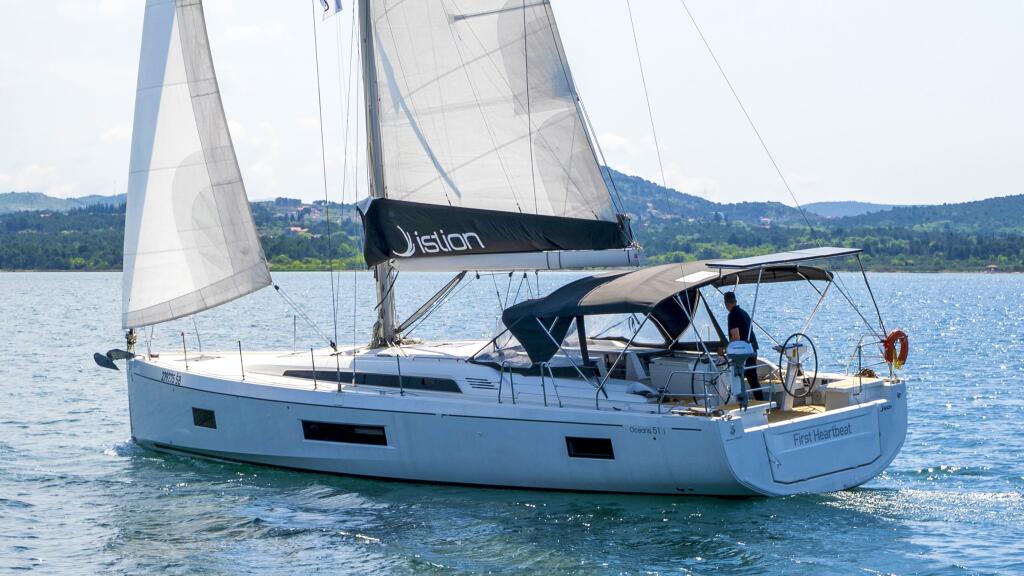 Sailing yacht 