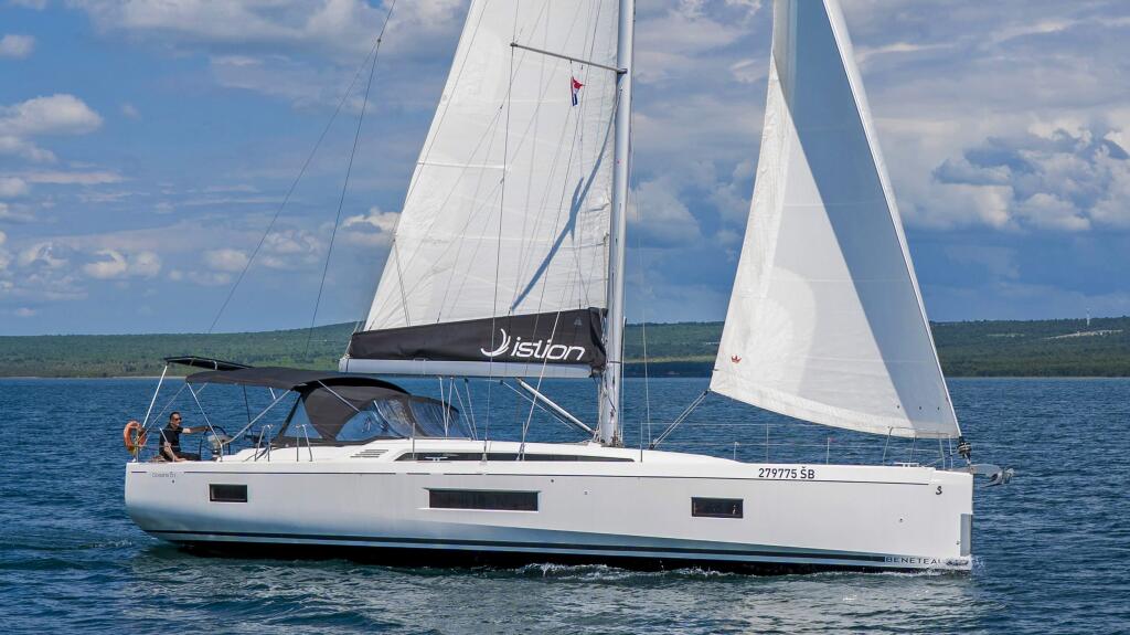 Sailing yacht 