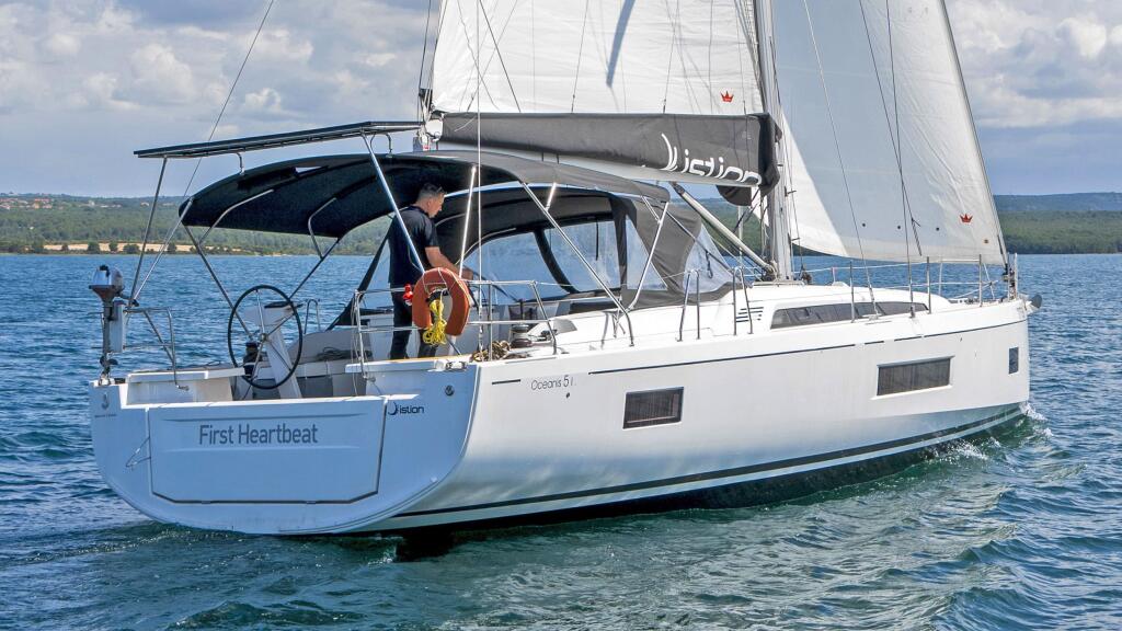 Sailing yacht 