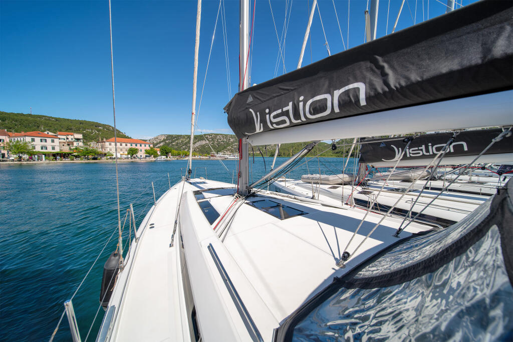 Sailing yacht 