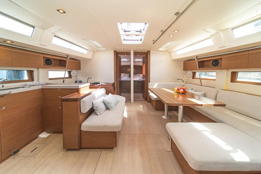 Sailing yacht 