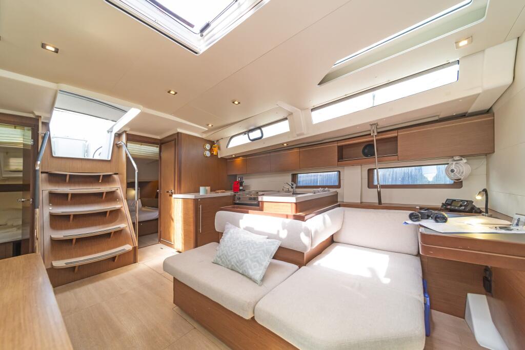 Sailing yacht 
