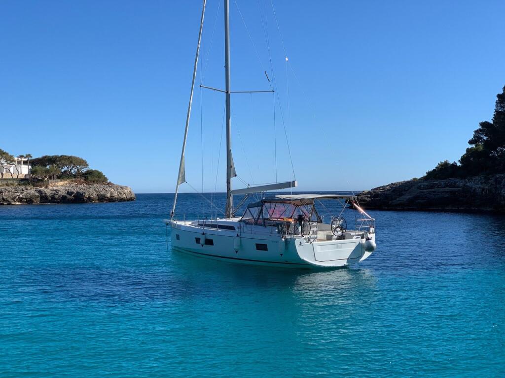 Sailing yacht 