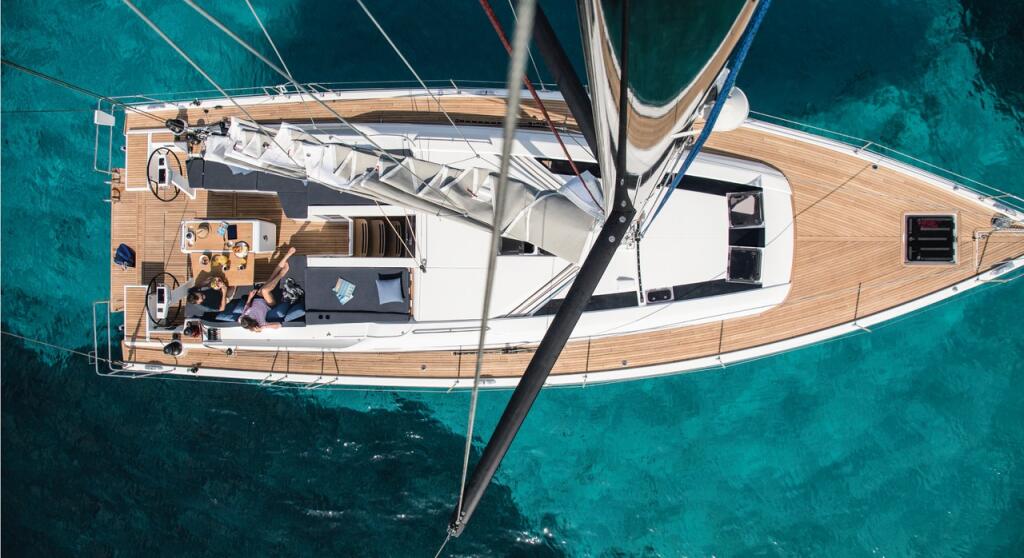 Sailing yacht 