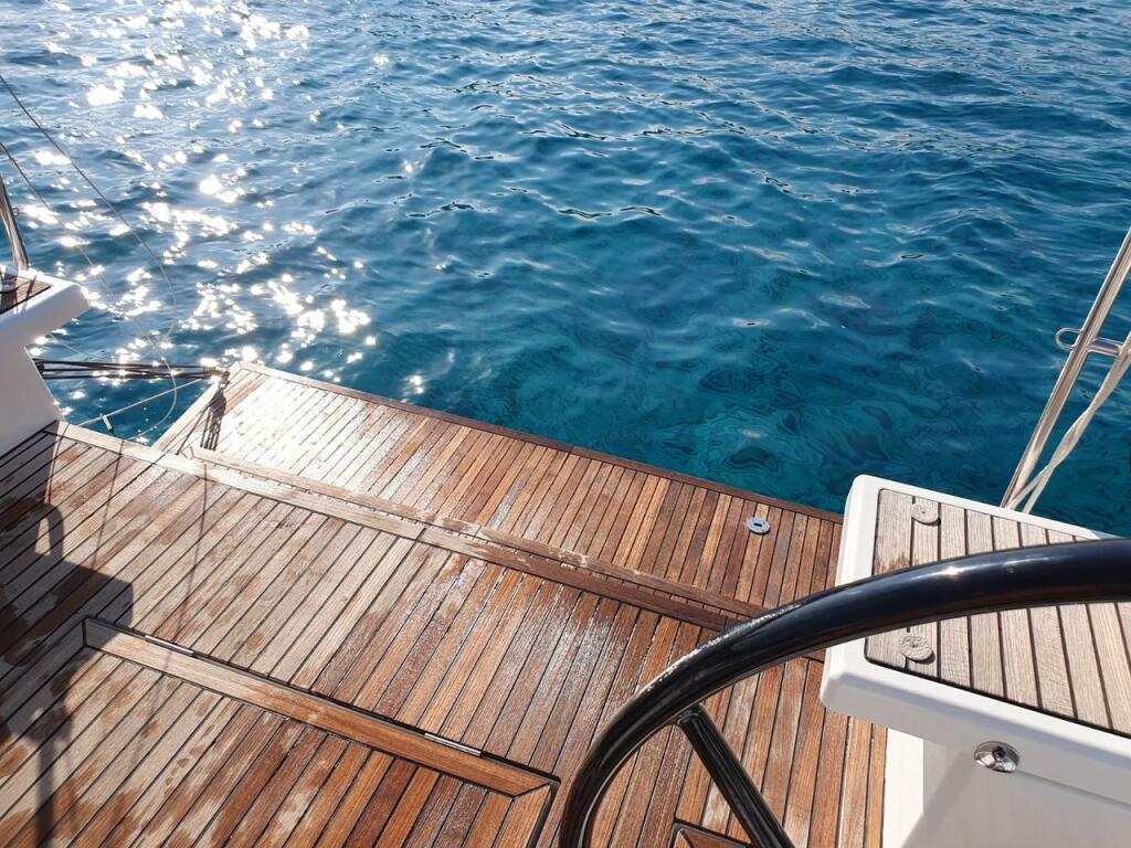 Sailing yacht 