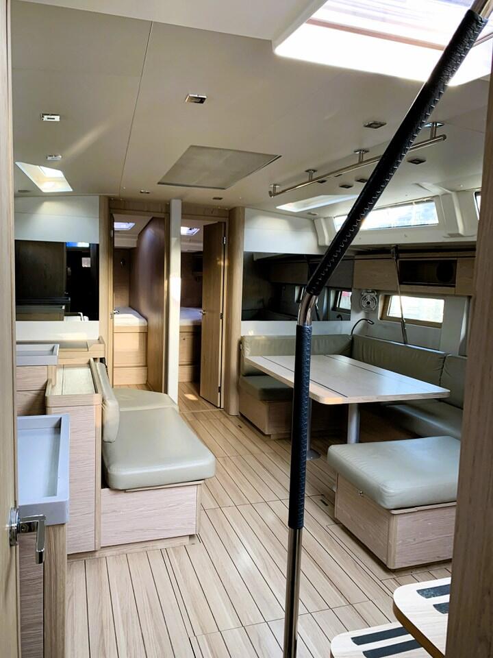 Sailing yacht 