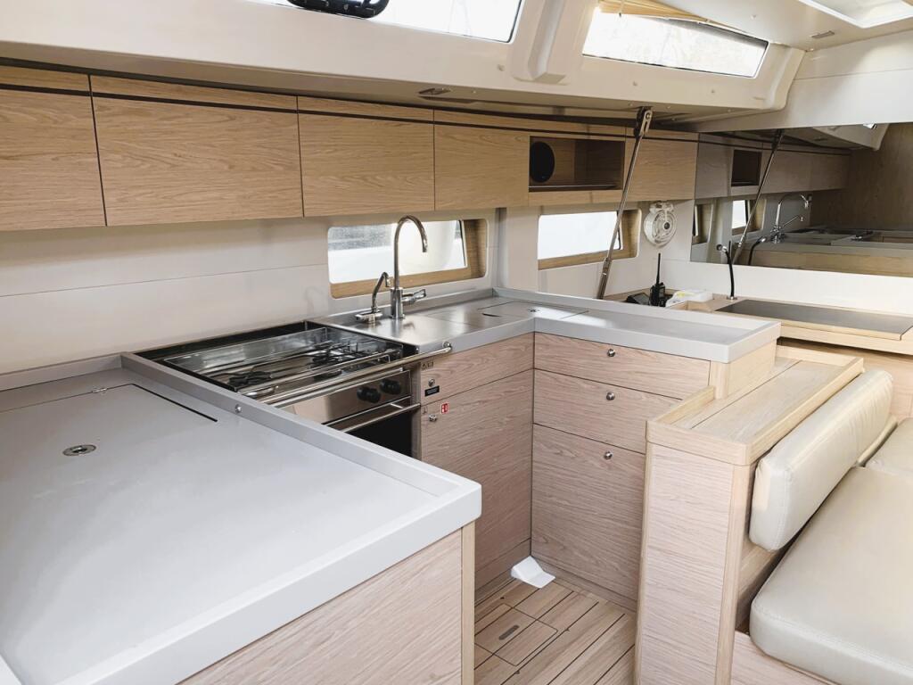 Sailing yacht 