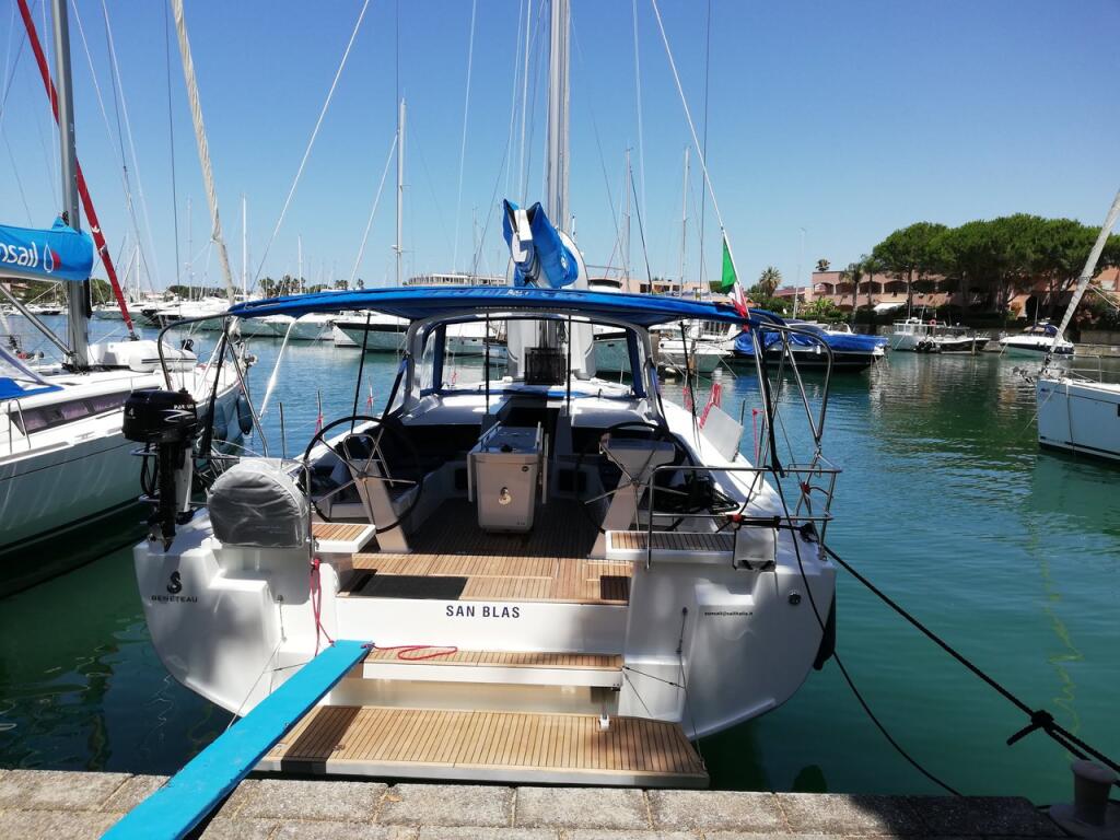 Sailing yacht 