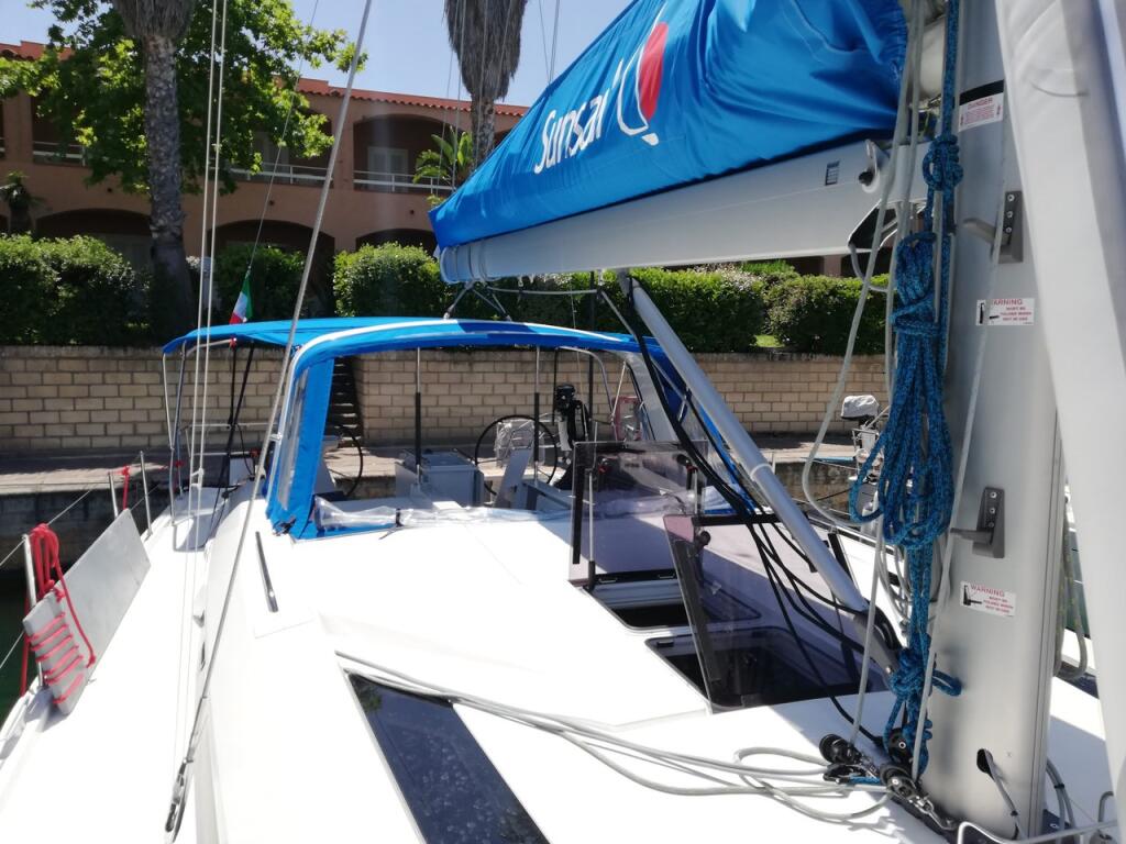 Sailing yacht 