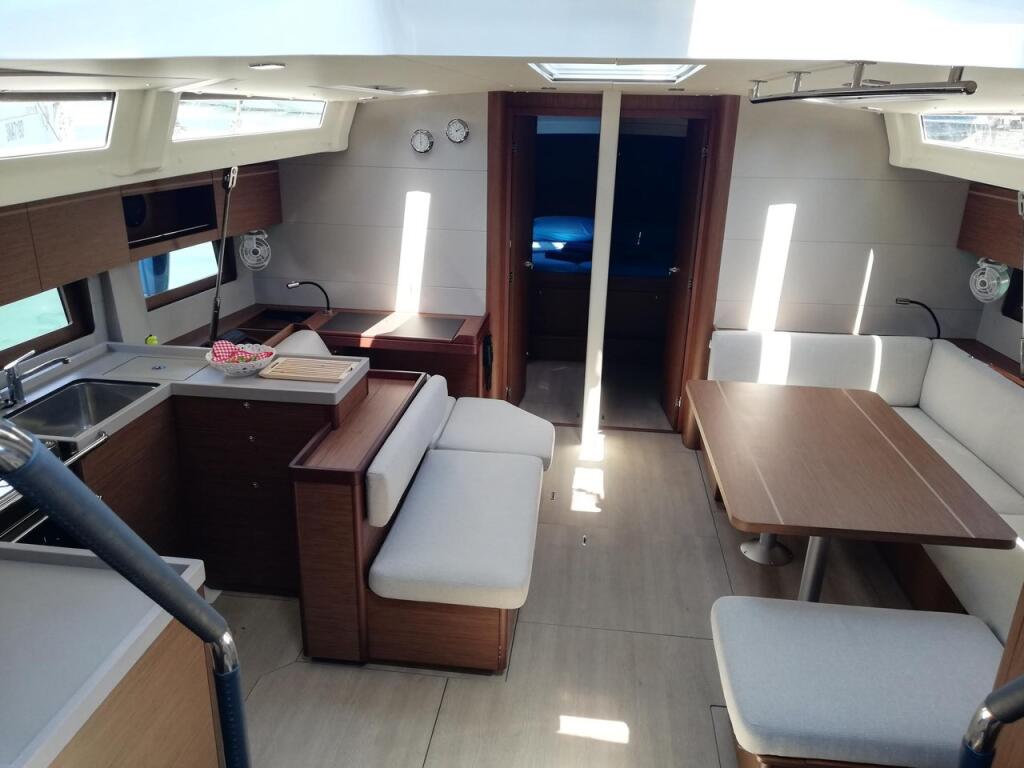 Sailing yacht 