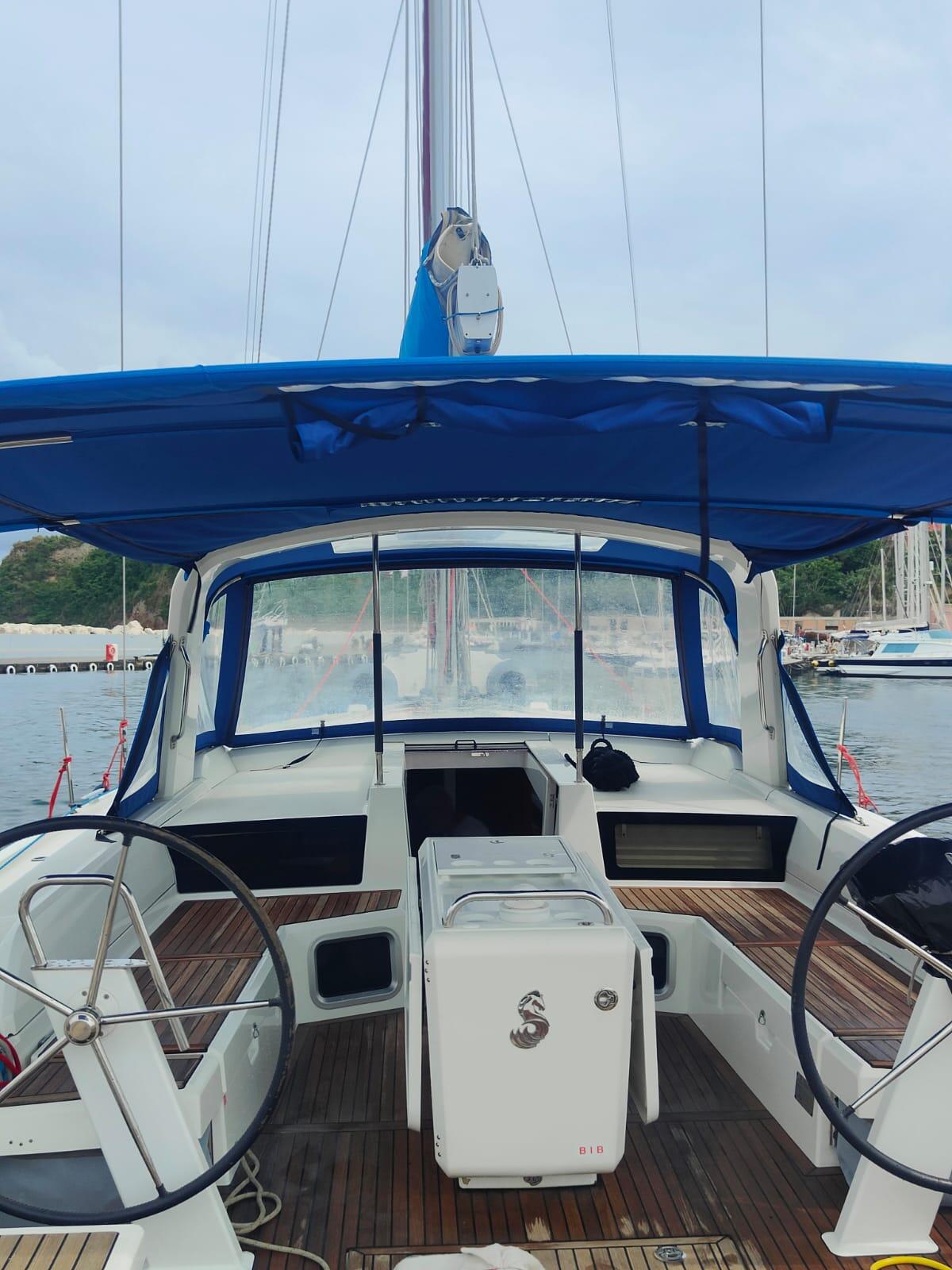 Sailing yacht 