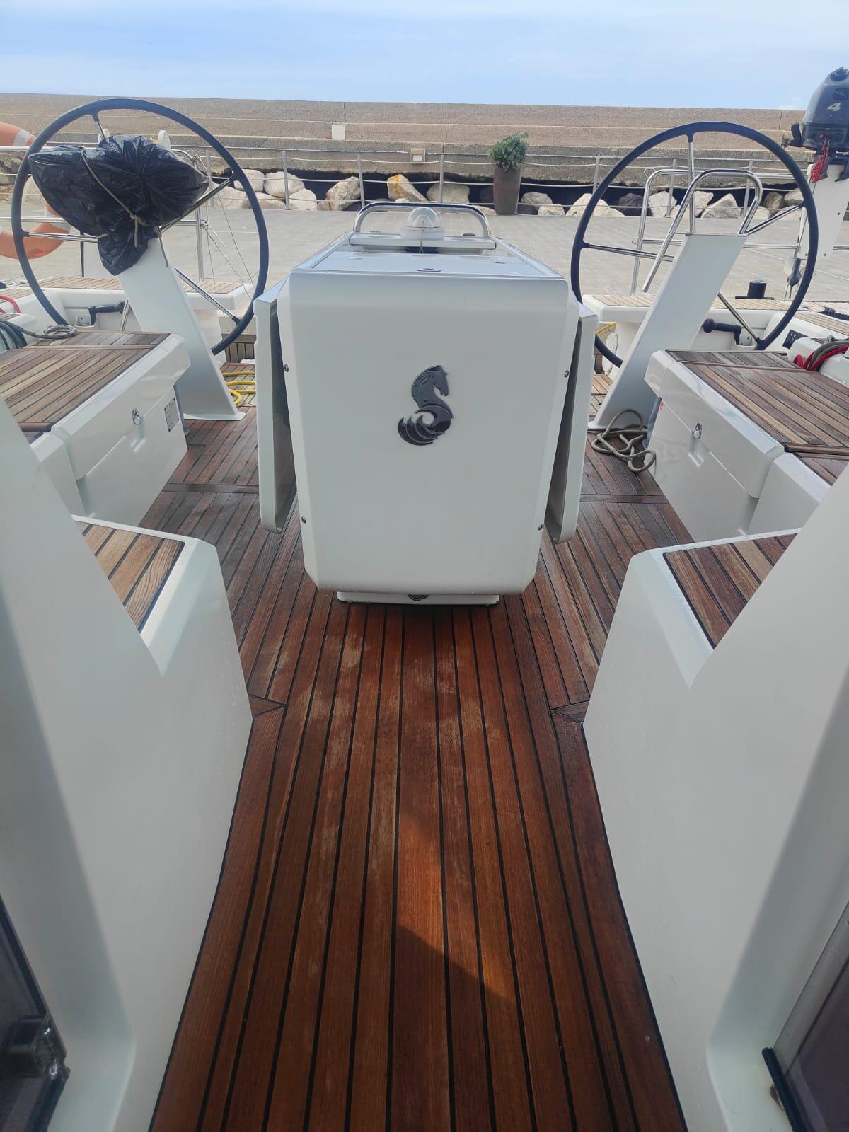 Sailing yacht 