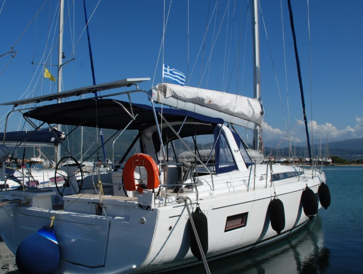 Sailing yacht 