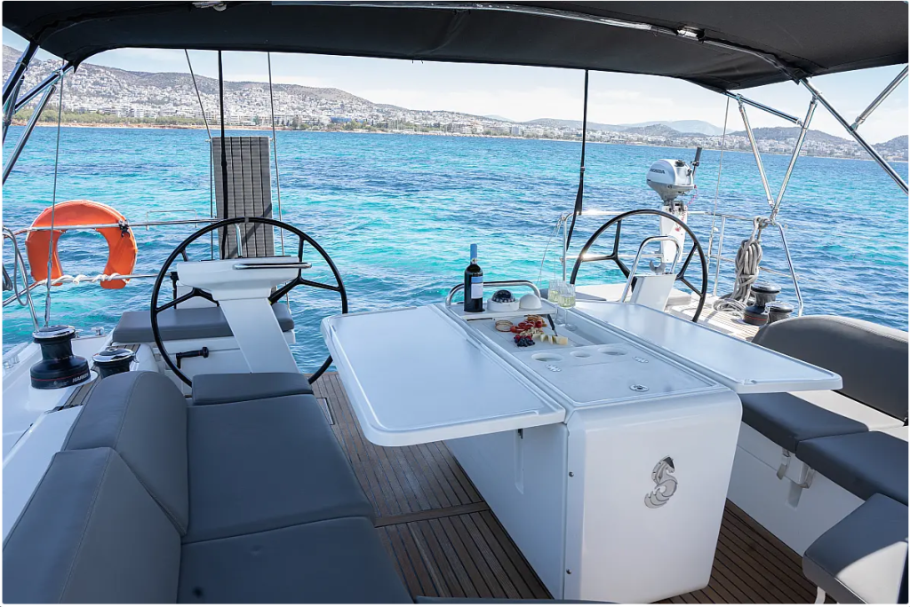 Sailing yacht 